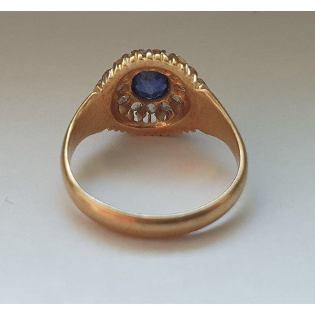 18k gold ring with sapphire and diamonds
