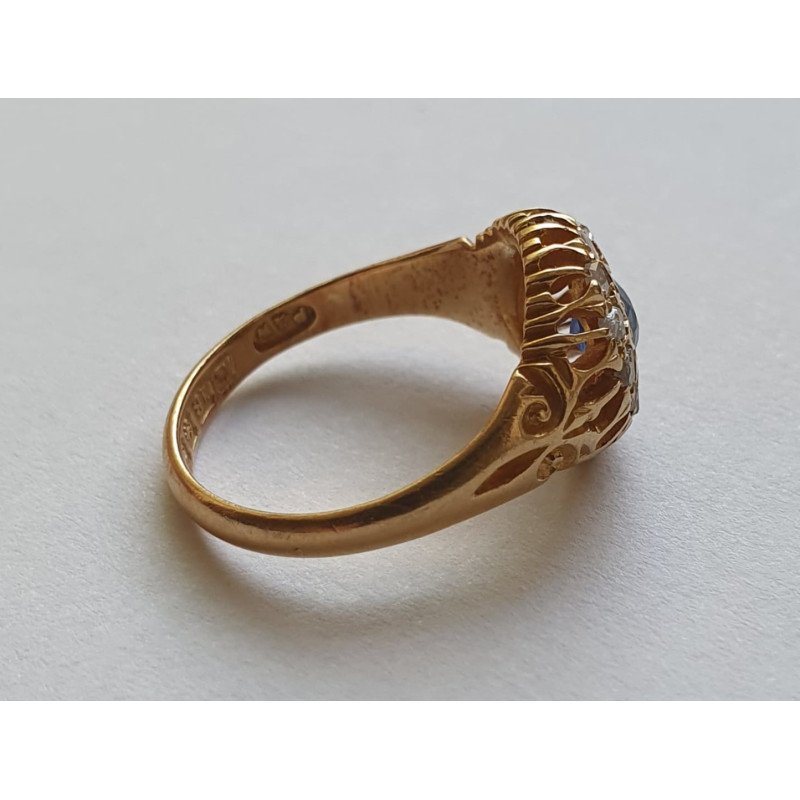 18k gold ring with sapphire and diamonds