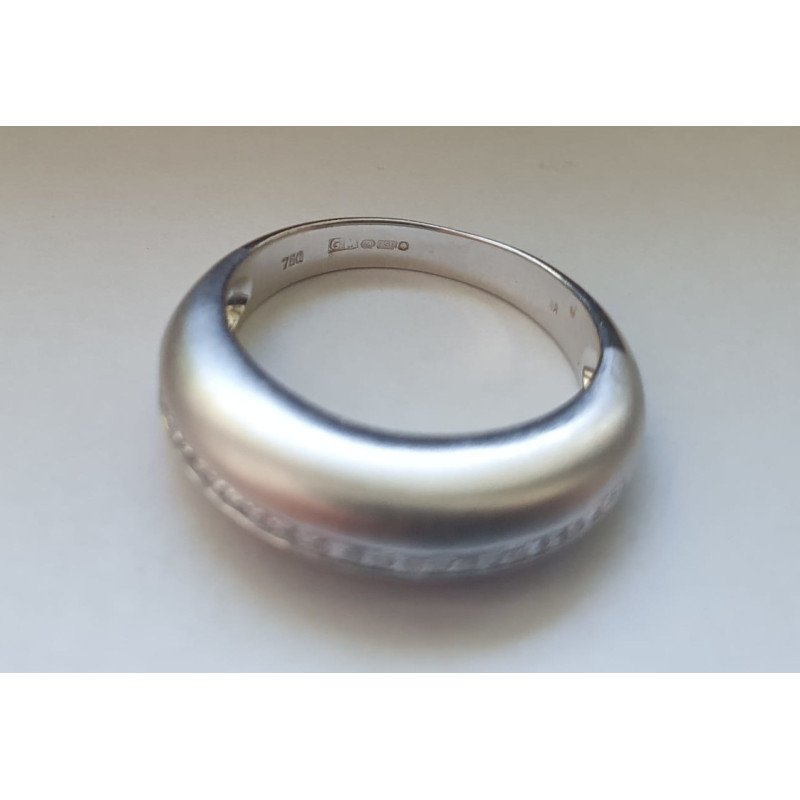 18k gold ring with a band of diamonds