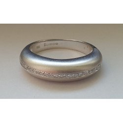 18k gold ring with a band of diamonds