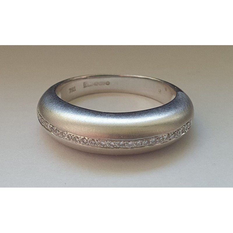 18k gold ring with a band of diamonds