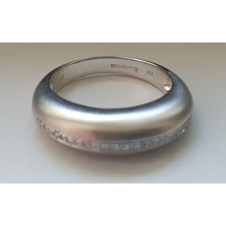 18k gold ring with a band of diamonds