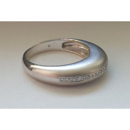 18k gold ring with a band of diamonds