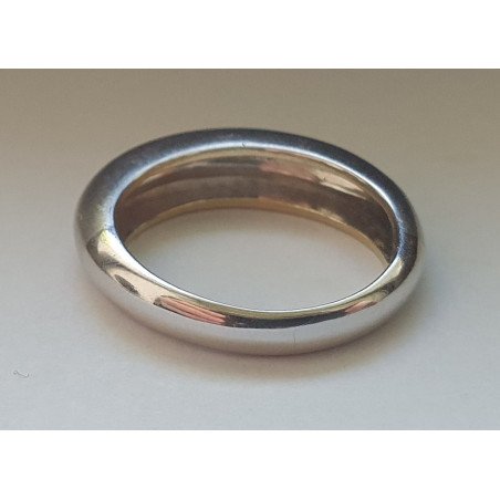 18k gold ring with a band of diamonds