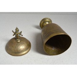 Urnă cu capac, alamă gravată, cu figurină antropomorfă – India sau Birmania (Myanmar), sec. XIX