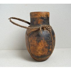 Traditional Maasai vessel (Kenya) in wood and leather 2