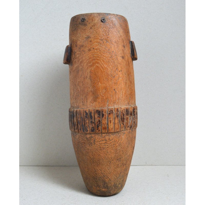 Vas utilitar sculptat în lemn, Kenya – cu torți laterale și brâu decorativ în relief