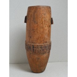 Vas utilitar sculptat în lemn, Kenya – cu torți laterale și brâu decorativ în relief