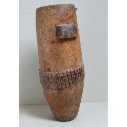 Vas utilitar sculptat în lemn, Kenya – cu torți laterale și brâu decorativ în relief