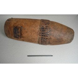 Vas utilitar sculptat în lemn, Kenya – cu torți laterale și brâu decorativ în relief
