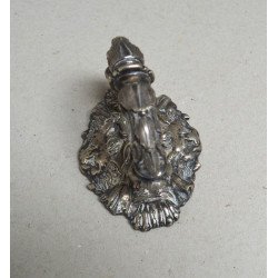 Maner de metal alb decorat cu capete de lei sec 19