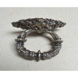 Maner de metal alb decorat cu capete de lei sec 19