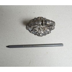 Maner de metal alb decorat cu capete de lei sec 19