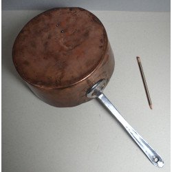 Veche tigaie de cupru cositorit cu coada