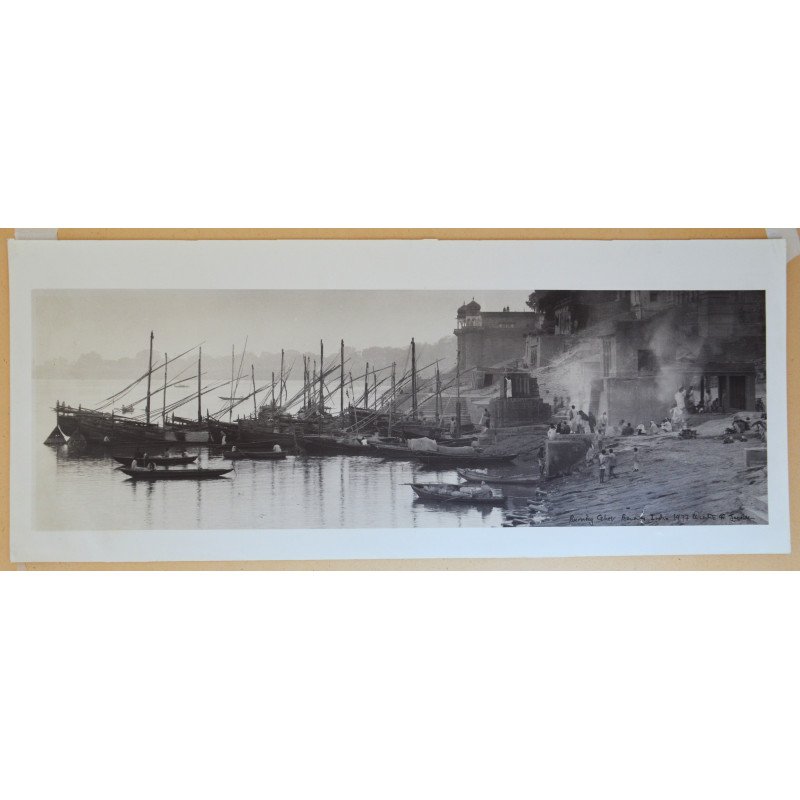 Fotografie originală panoramică „Burning Ghat”, Benares (Varanasi), India, 1977, semnată