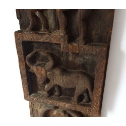Ușă de hambar sculptată, Africa de Vest (probabil Mali, tradiția Dogon), lemn sculptat manual, a doua jumătate a secolului XX.